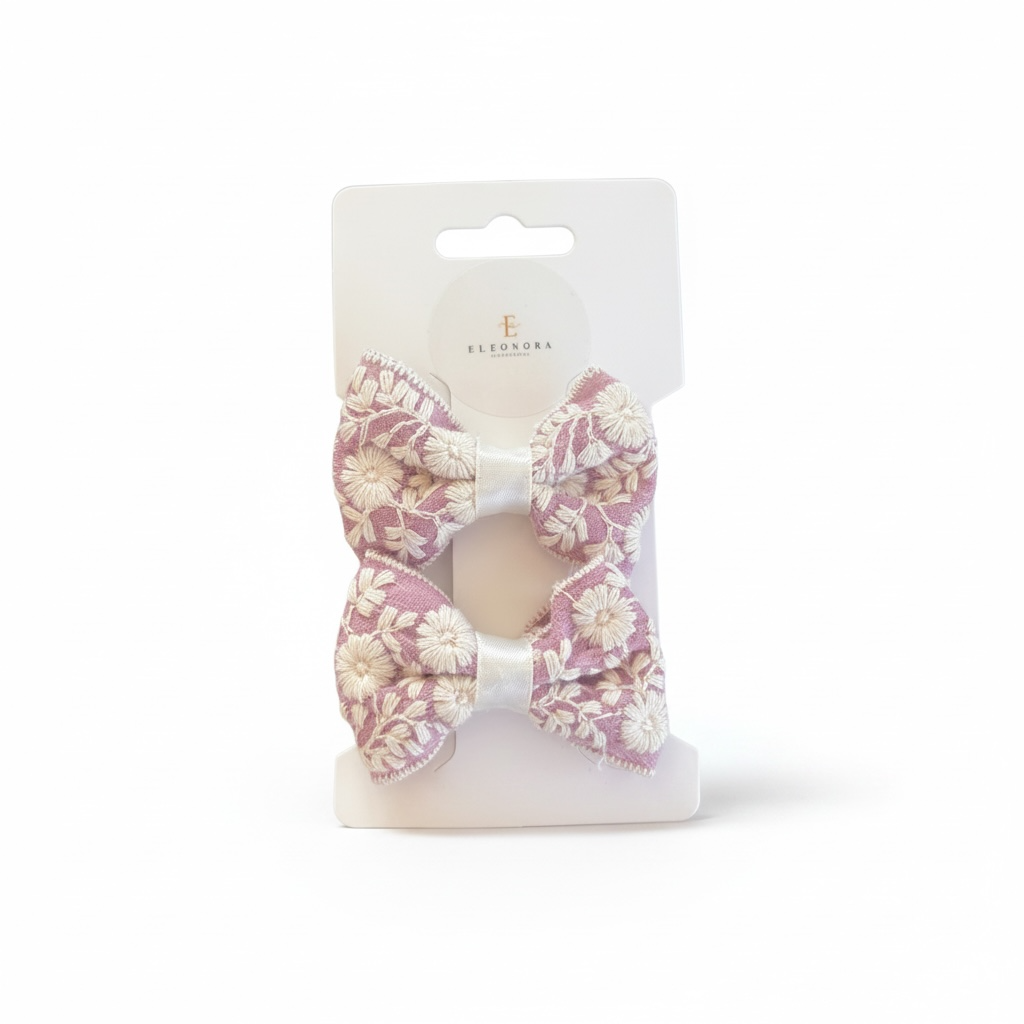 Vacker rosett med broderade detaljer
