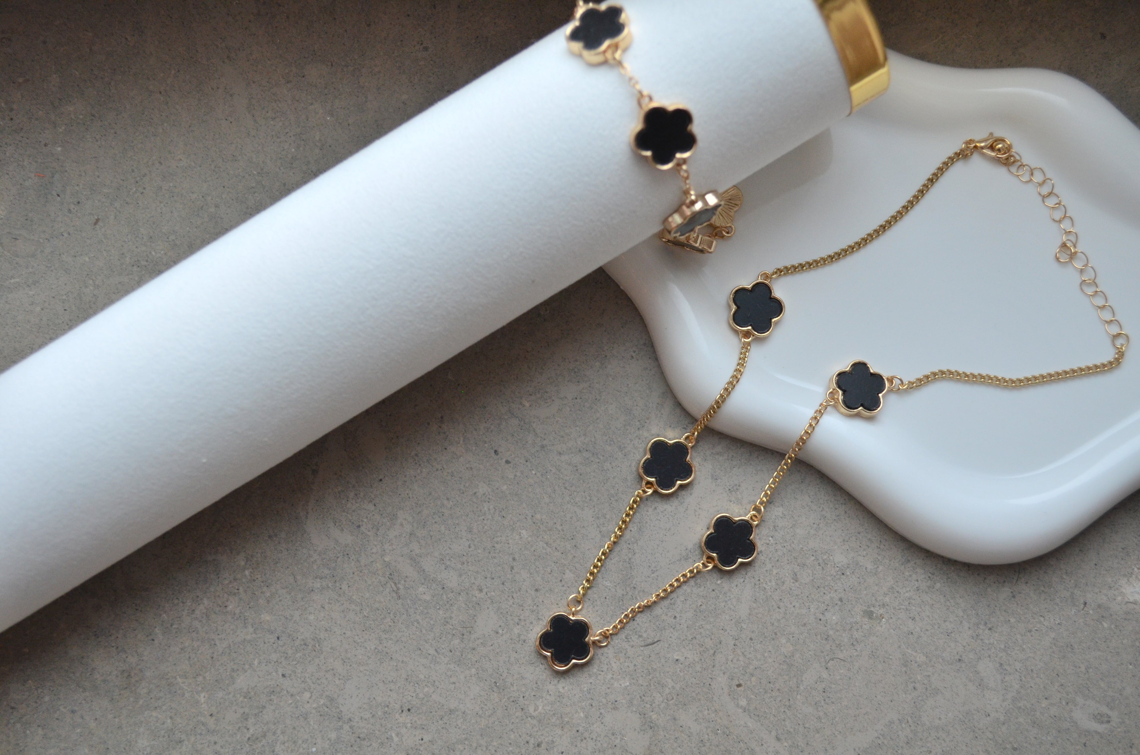 Golden Flower 18 K Dark Black