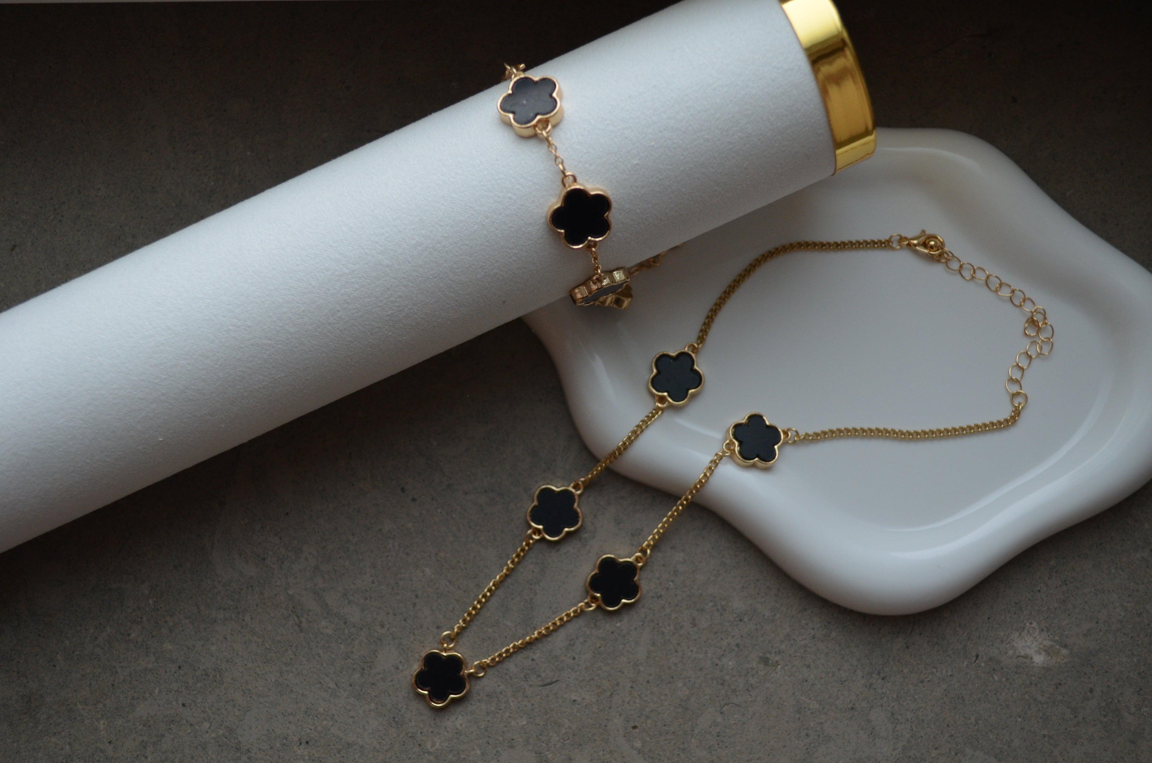 Golden Flower 18 K Dark Black