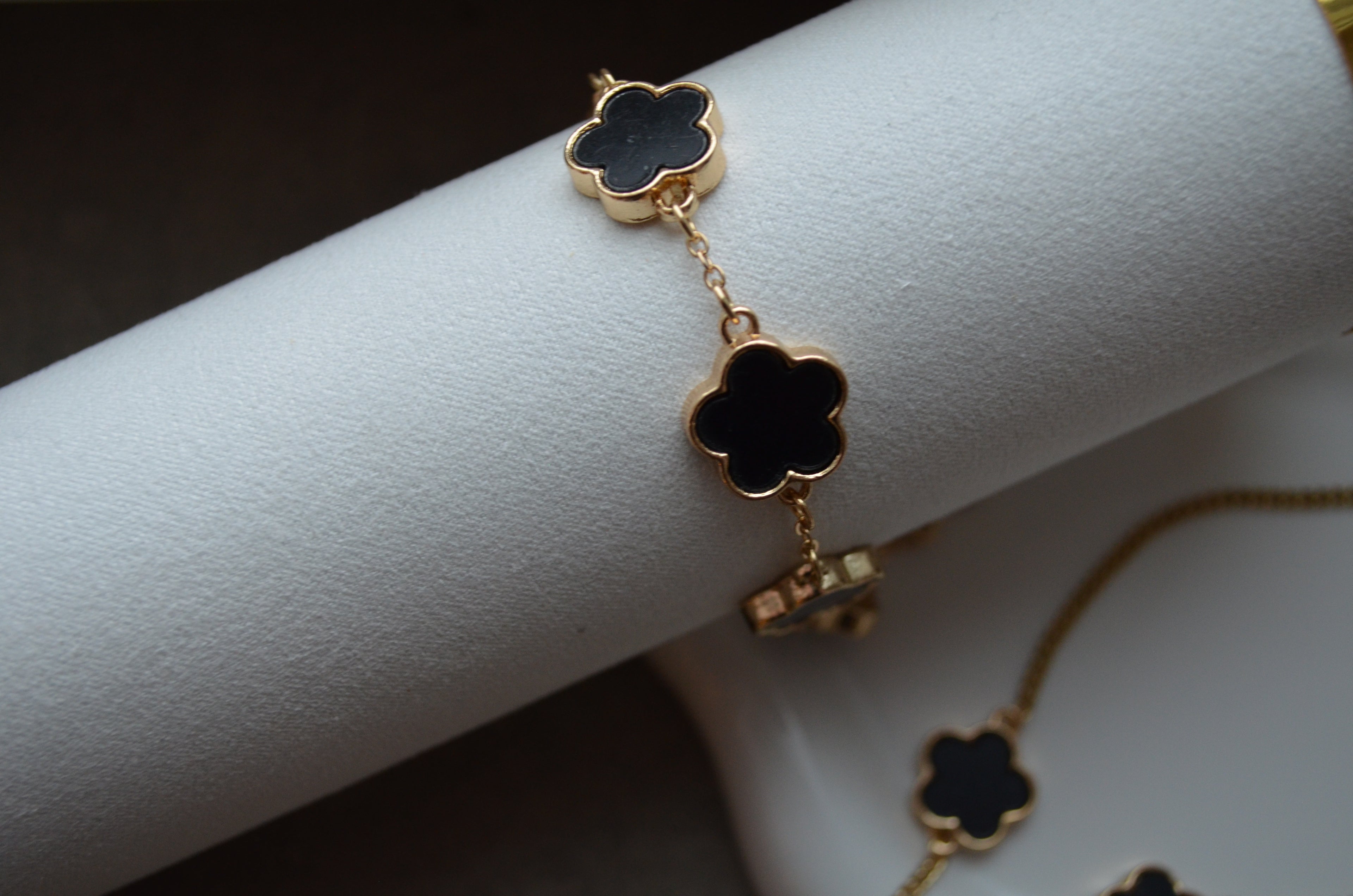 Golden Flower 18 K Dark Black