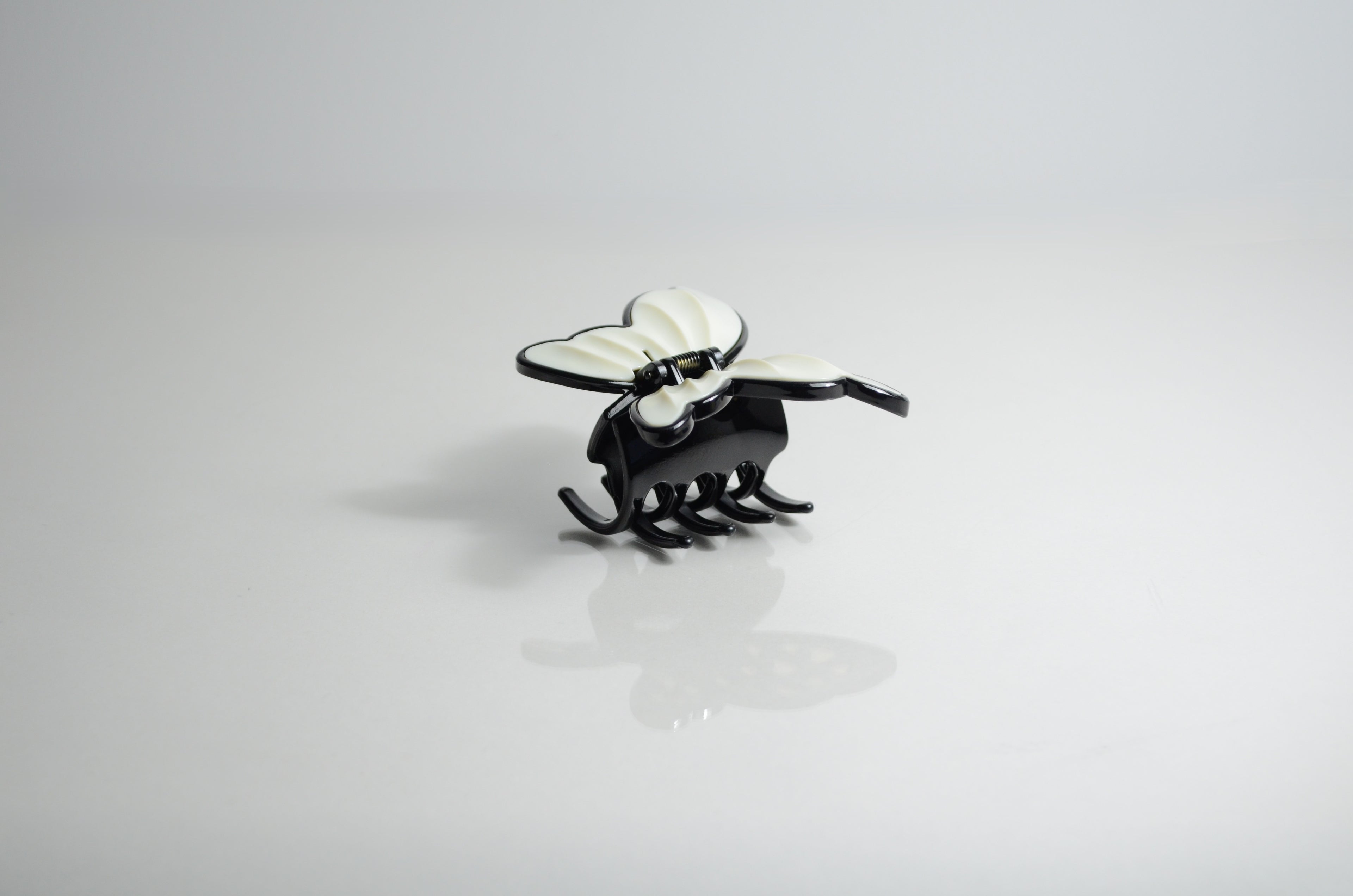 Elegant vit och svart Akrylfjärilshårklämma