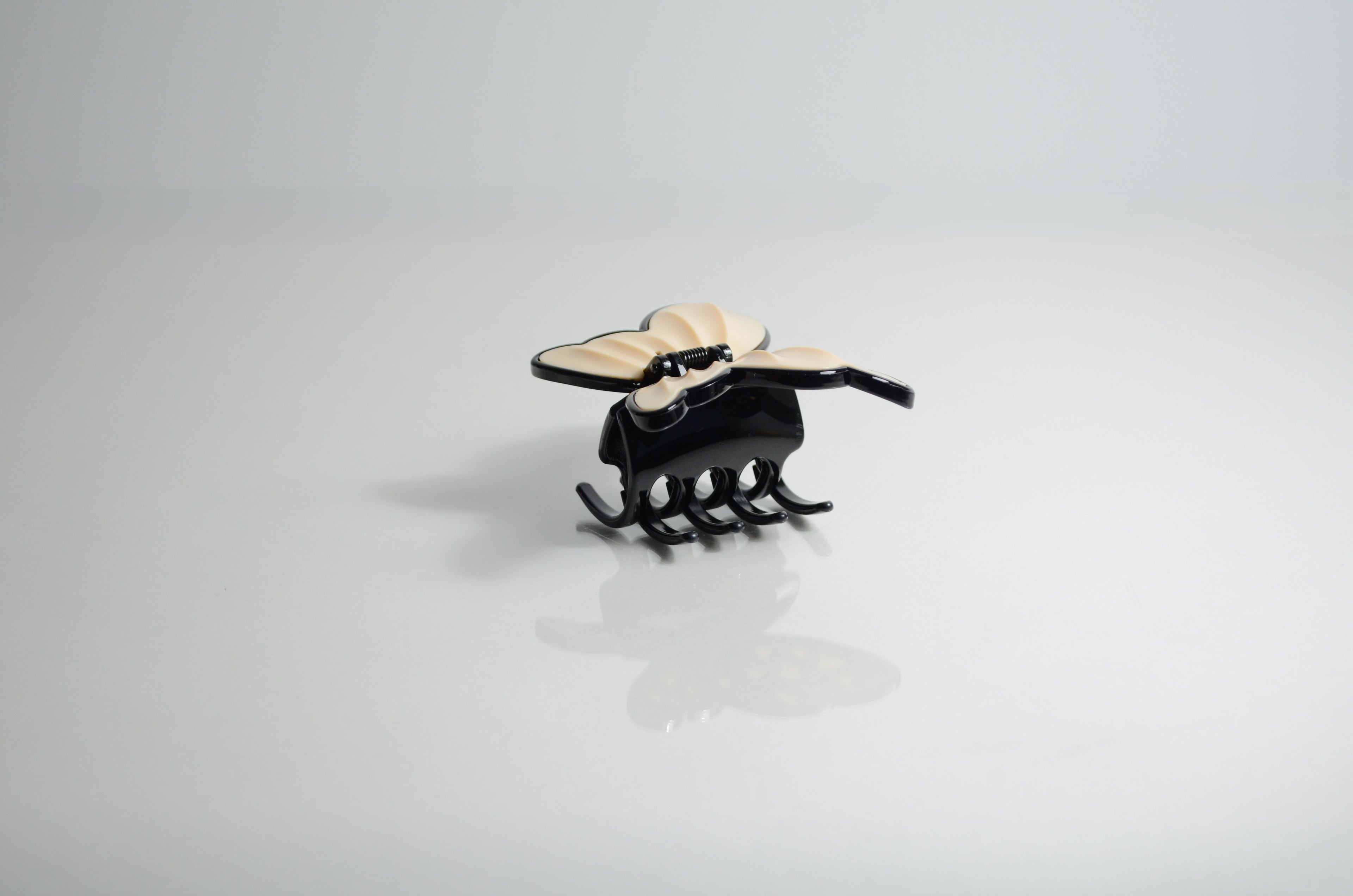 Elegant Vaniljvit och svart Akrylfjärilshårklämma