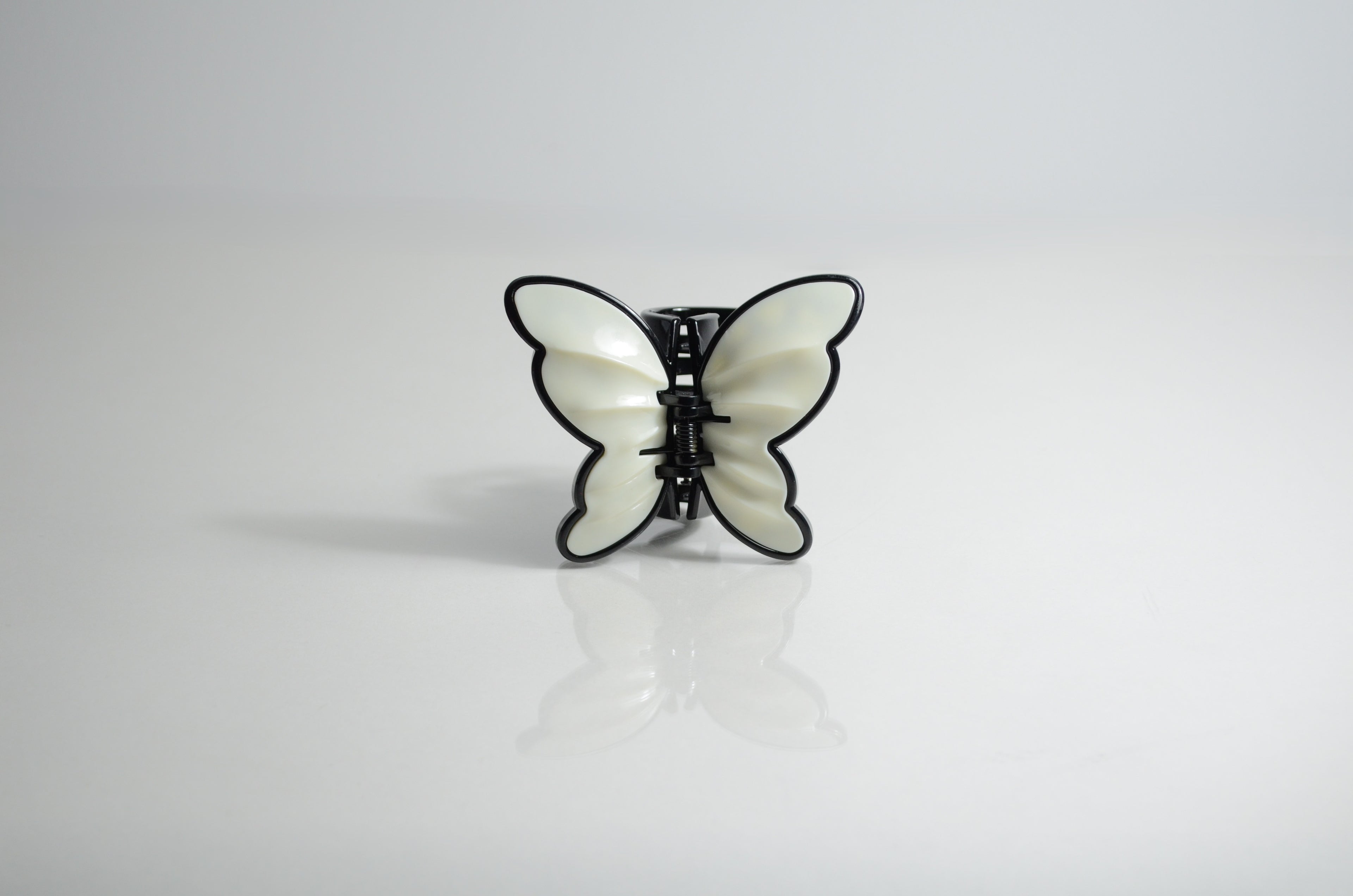 Elegant vit och svart Akrylfjärilshårklämma